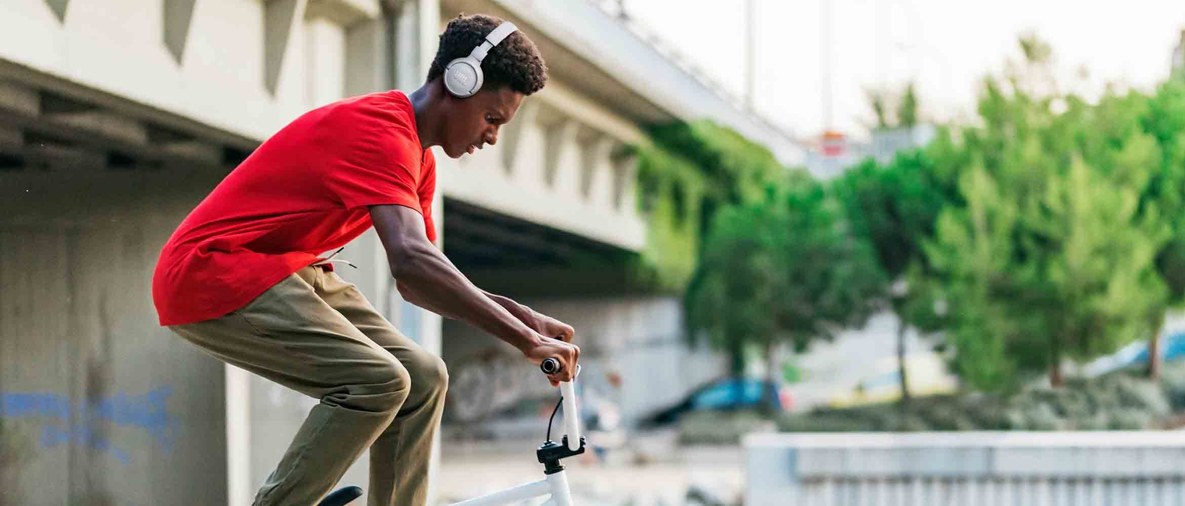 n-Ear Headphones  With On-Ear headphones, the ear pads rest on the ear, but a soft surface will not cause your ears to ache. The ears are not completely closed off, which means that environmental sounds can still be heard slightly.