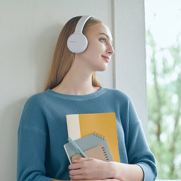 On-Ear Headphones  With On-Ear headphones, the ear pads rest on the ear, but a soft surface will not cause your ears to ache. The ears are not completely closed off, which means that environmental sounds can still be heard slightly.