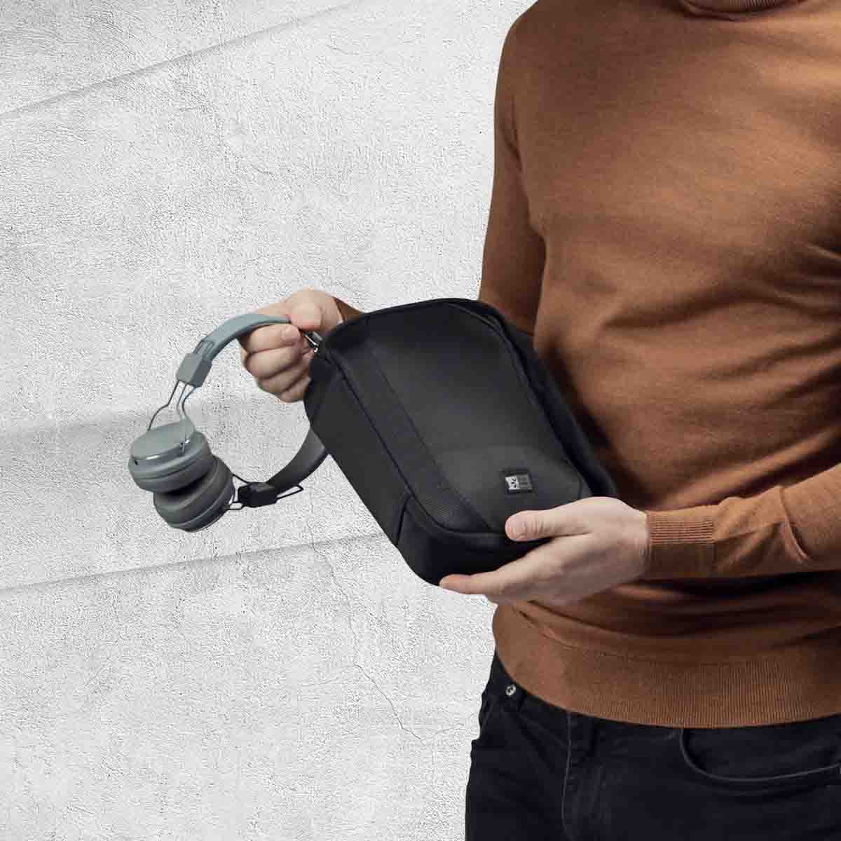 Accessory Bags  Use the Accessory Bags to protect and easily carry all your cables, headphones and other accessories.