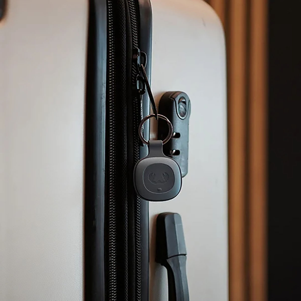 Smart Finders  With Smart Finders you can always keep track of your favourite items. Attach the Smart Finder to your keys, wallet, bag, luggage, e-bike or pet and easily locate it with an app.