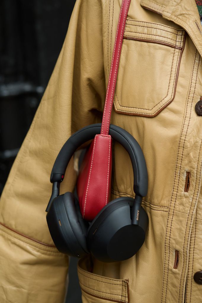 SONY Headphone WH-1000XM5 Wireless Noise Cancelling Black hanging.jpg