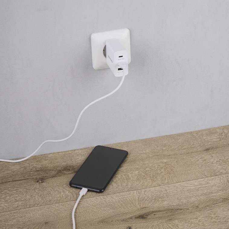 GRUNDIG USB-C 3-Port Charger GaN 65W in outlet white.jpg