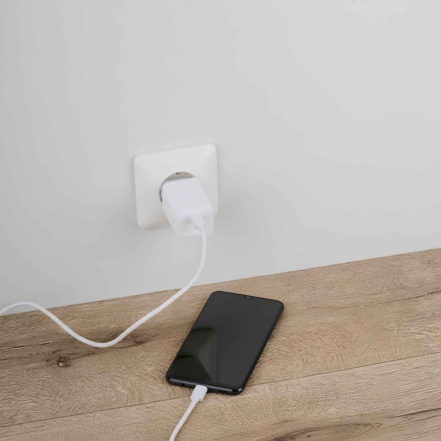 GRUNDIG USB-C Charger GaN 45W in outlet white.jpg