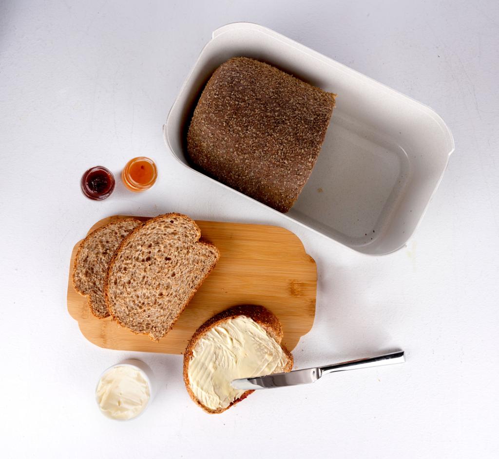 ALPINA Bread Storage Box 650gr with bread.jpg