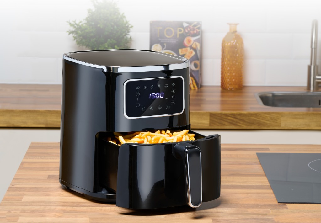 ALPINA Air Fryer 4.5L 1450W Digital black in kitchen.jpg