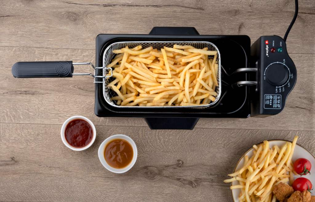 ALPINA Deep Fryer 3L 2000W silver on table.jpg