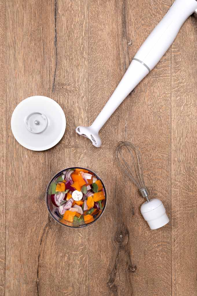ALPINA Hand Blender 400W 230V white on table.jpg