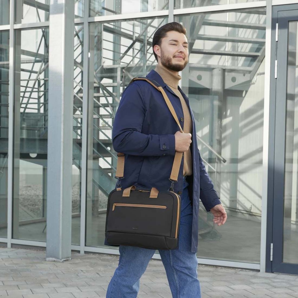 man with Hama _Ultra Lightweight_ Laptop Bag, 40 - 41 cm Beige_Black .jpg
